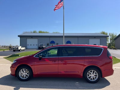 2025 Chrysler Pacifica Select