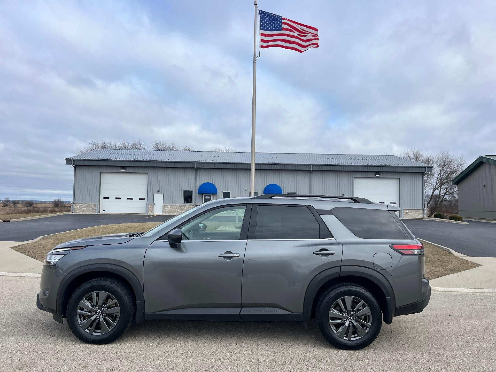 2022 Nissan Pathfinder SV