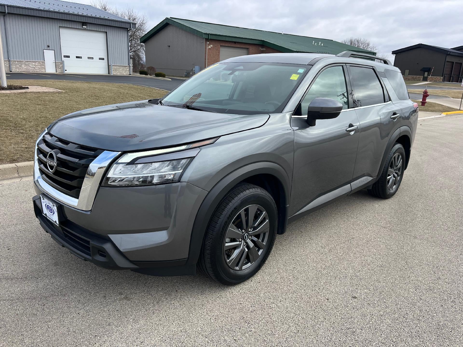 2022 Nissan Pathfinder SV