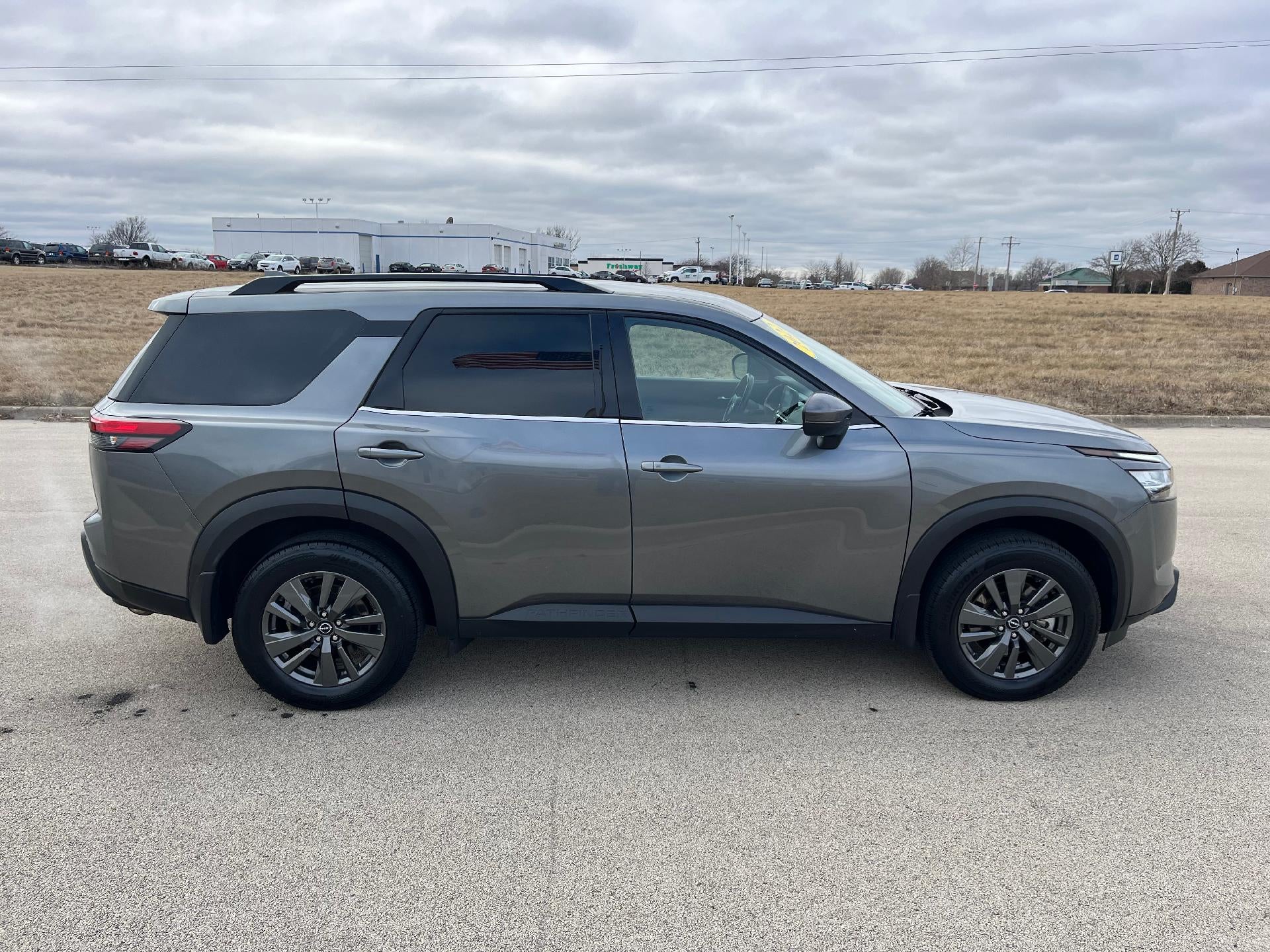 2022 Nissan Pathfinder SV